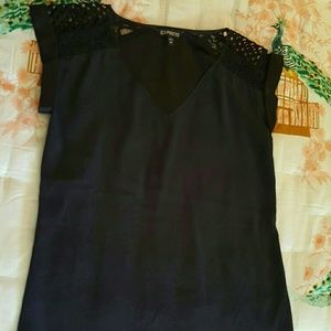 Express roll sleeve v-neck Gramercy tee